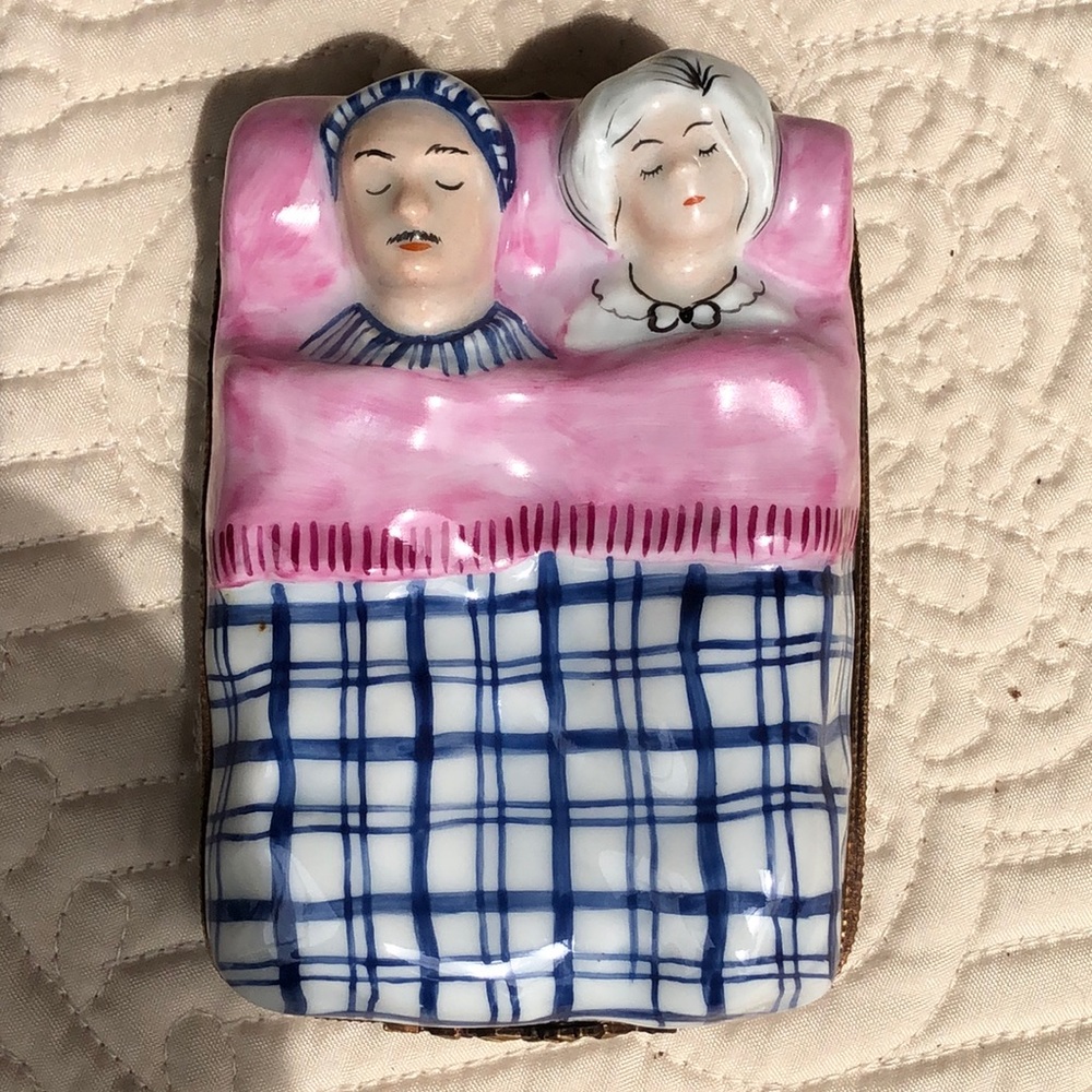 👩‍❤️‍👨 Retired Limoges Rochard Older Couple Sleeping Trinket Ring Box 🎀🎁❤️